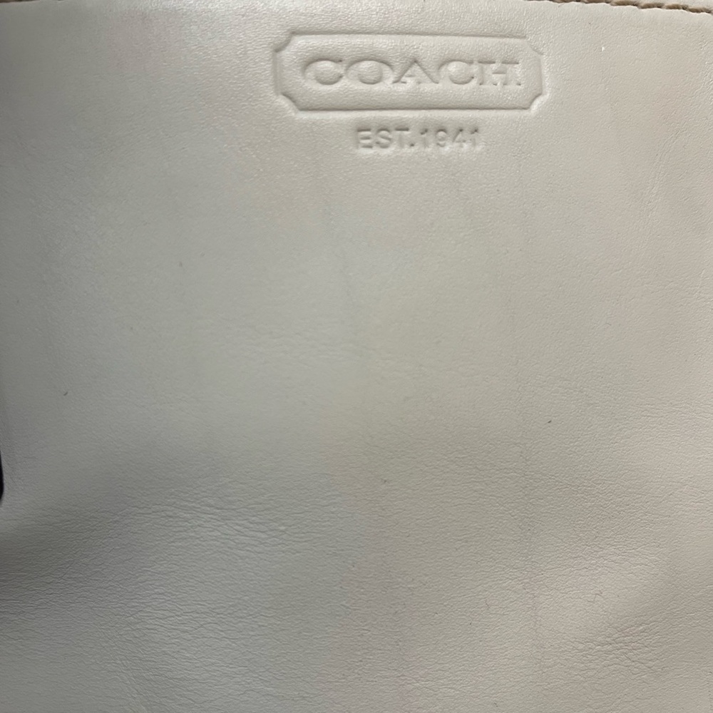 White Coach Leather Shoulder Bag with Gold Clasp - Picture 13 of 13